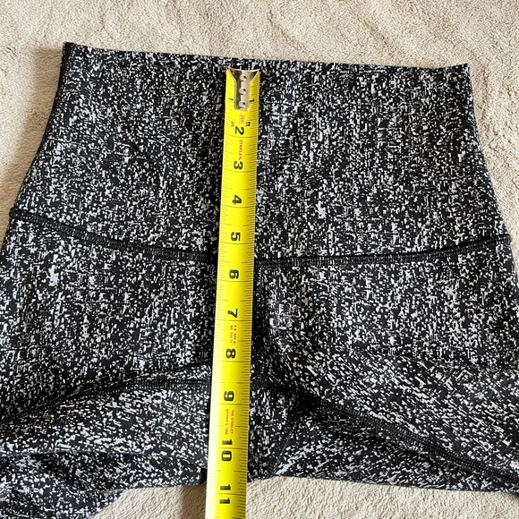 Lululemon EUC Wunder Under Pant (Hi-Rise)
Luon Suited Jacquard Black White - Picture 13 of 14